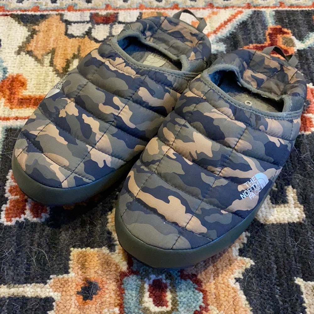 Gently worn The North Face Thermoball slippers